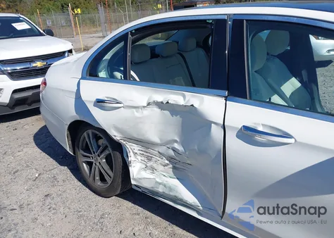 2021 Mercedes-Benz E 350 4Matic z USA, uszkodzony, nr VIN W1KZF8EBXMA903888